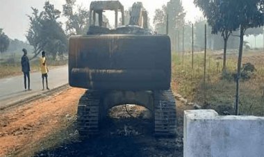 Jharkhand: उग्रवादियों ने सिमडेगा में नेशनल हाईवे के निर्माण में लगी पोकलेन को फूंका