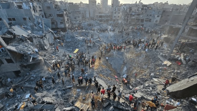 Israel Hamas War : गाजा में रिफ्यूजी कैंप पर हवाई हमला, बमबारी में 50 लोगों की मौत