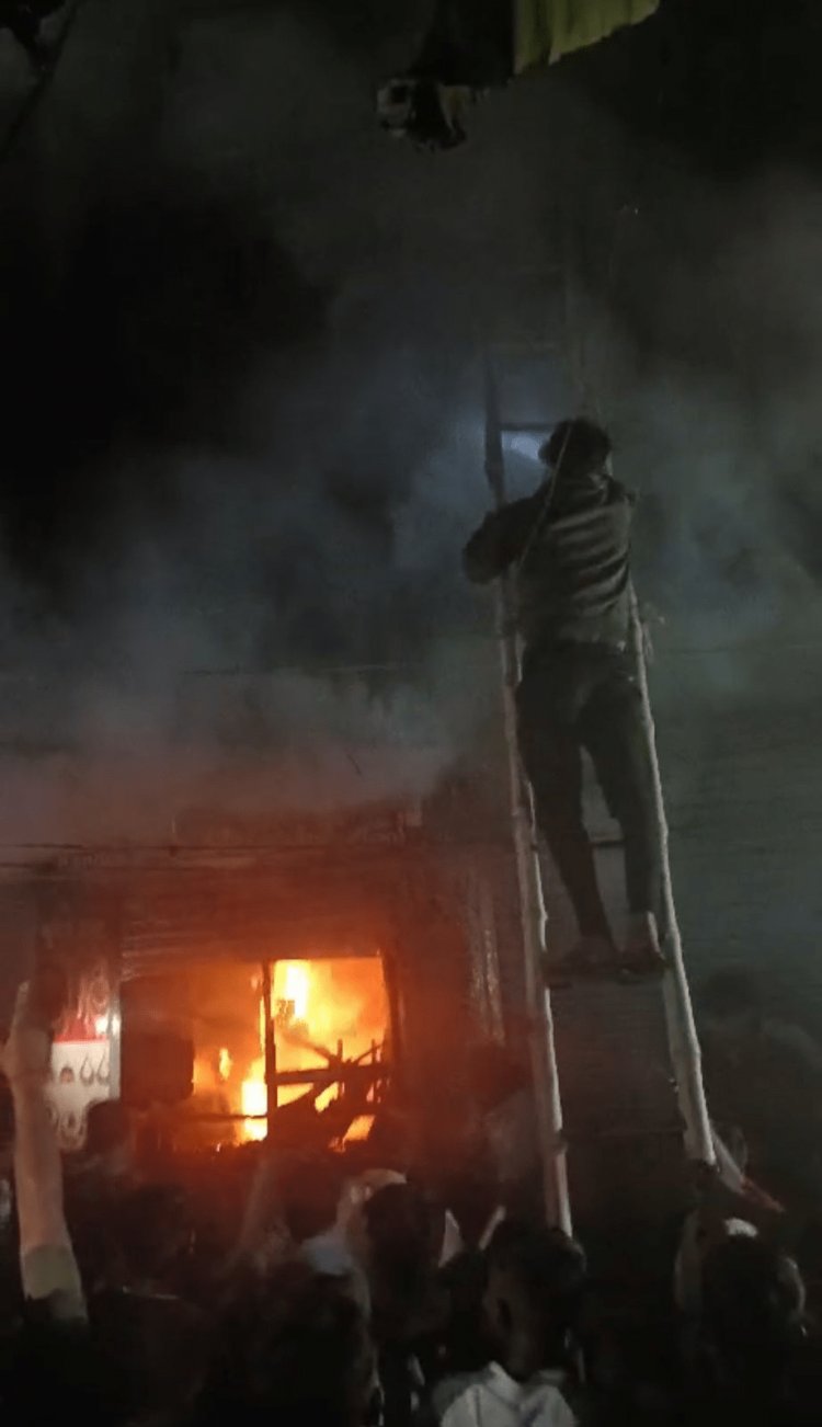 Dhanbad: केंदुआ बाजार में भीषण आग, एक ही फैमिली के तीन लोगों की जलकर मौत
