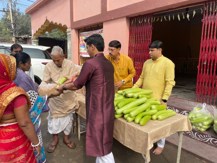 Dhanbad: भारद्वाज सेवा ट्रस्ट ने निरसा में किया कादु व गेहूं का वितरण 