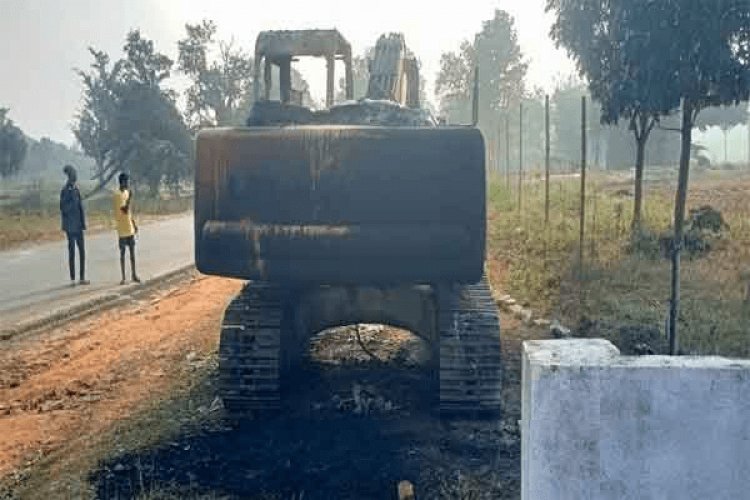 Jharkhand: उग्रवादियों ने सिमडेगा में नेशनल हाईवे के निर्माण में लगी पोकलेन को फूंका