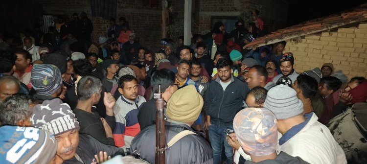 Dhanbad : पुलिस सब इंस्पेक्टर ने साइड नहीं मिलने पर स्टूडेंट को पीटा, ग्रामीणों ने किया घेराव, माफी मंगवायी