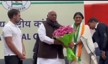 YS Sharmila Joins Congress: जगन मोहन रेड्डी की बहन ने थामा 'हाथ', कांग्रेस में किया YSR तेलंगाना पार्टी का विलय