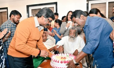Jharkhand: दिशोम गुरु शिबू सोरेन ने धूमधाम से मनाया 80वां जन्मदिन, 80 पौंड का काटा केक