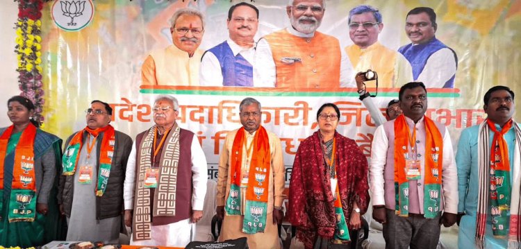 Jharkhand: चाईबासा में BJP की बैठक में लोकसभा चुनाव को ले बनी रणनीति; कार्यकर्ताओं को दिया गया जीत का मंत्र