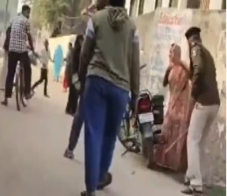 Bihar: सीतामढ़ी में दिखा खाकी का खौफनाक चेहरा, थानेदार ने महिला को रोड पर दौड़ा-दौड़ाकर पीटा, वीडियो वायरल