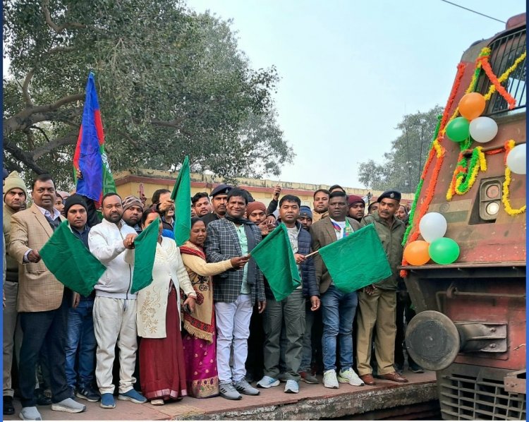 Dhanbad: धनबाद-चंद्रपुरा पेसेंजर ट्रेन का परिचालन शुरु, चंद्र प्रकाश व ढुल्लू ने दिखायी हरी झंडी