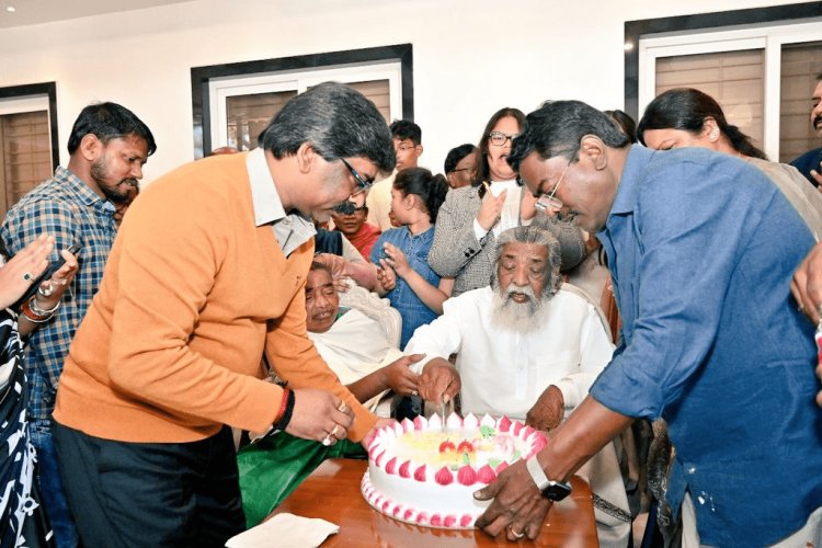 Jharkhand: दिशोम गुरु शिबू सोरेन ने धूमधाम से मनाया 80वां जन्मदिन, 80 पौंड का काटा केक