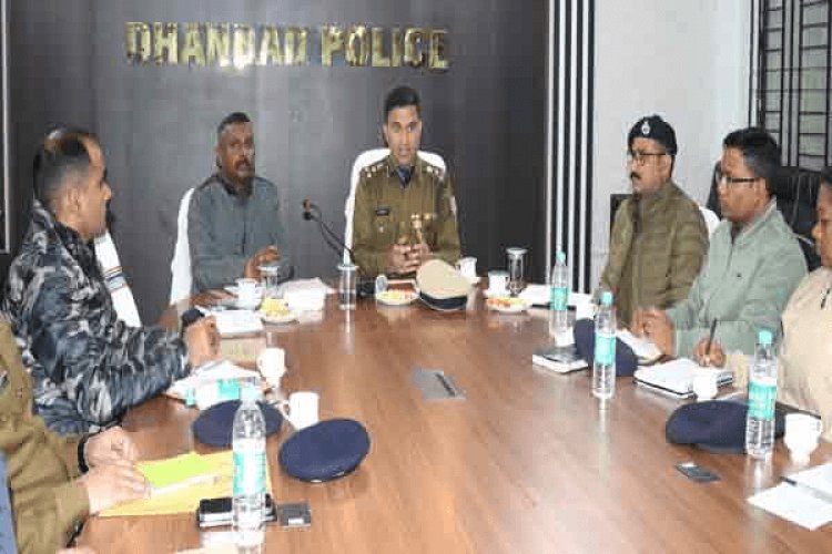 Dhanbad: DIG ने की SSP और पुलिस अफसरों के साथ बैठक, संगठित अपराध और कोयला चोरी पर रोक का निर्देश