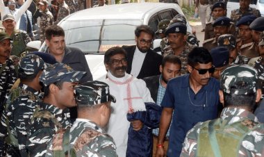 Jharkhand: बिरसा मुंडा सेंट्रल जेल पहुंचे हेमंत सोरेन, रात में मिला दूध और रोटी-भुजिया, सिक्युरिटी में 24 पुलिसकर्मी तैनात