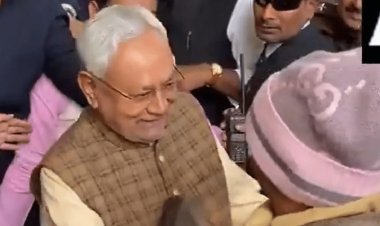 Bihar : पॉलिटिकल 'डाइवोर्स' के बाद पहली बार मिले लालू-नीतीश, हाथ जोड़कर किया अभिवादन