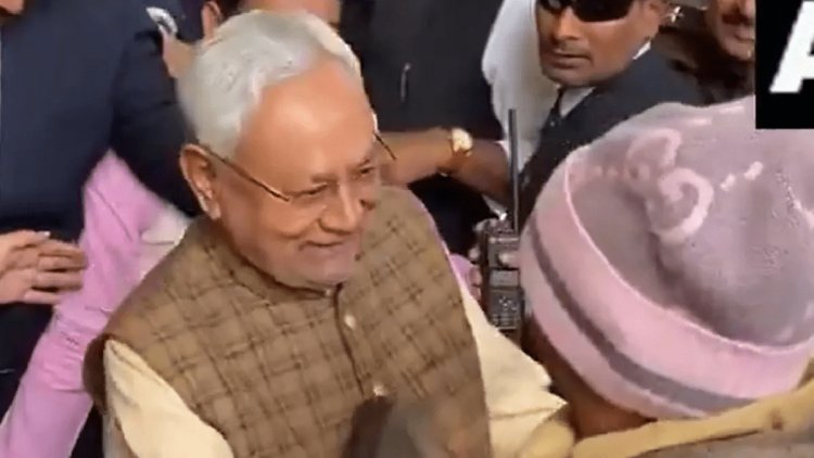 Bihar : पॉलिटिकल 'डाइवोर्स' के बाद पहली बार मिले लालू-नीतीश, हाथ जोड़कर किया अभिवादन