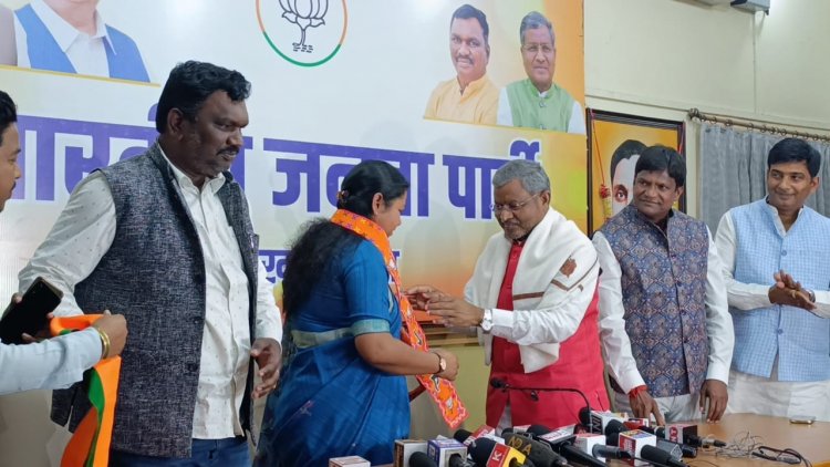 Jharkhand: लोकसभा चुनाव से पहले कांग्रेस को बड़ा झटका, पश्चिम सिंहभूम एमपी गीता कोड़ा BJP में शामिल