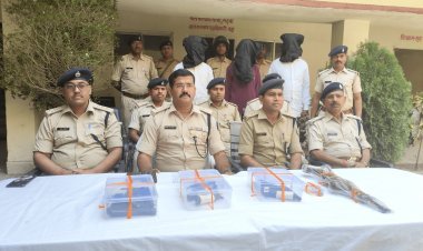 Jharkhand: गढ़वा में पुलिस की बड़ी कार्रवाई, भारी मात्रा में इलिगल आर्म्स बरामद, तीन अरेस्ट