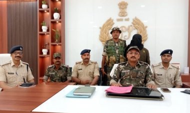 Jharkhand : लातेहार में पुलिस को मिली बड़ी सफलता, पांच लाख का इनामी नक्सली अरेस्ट