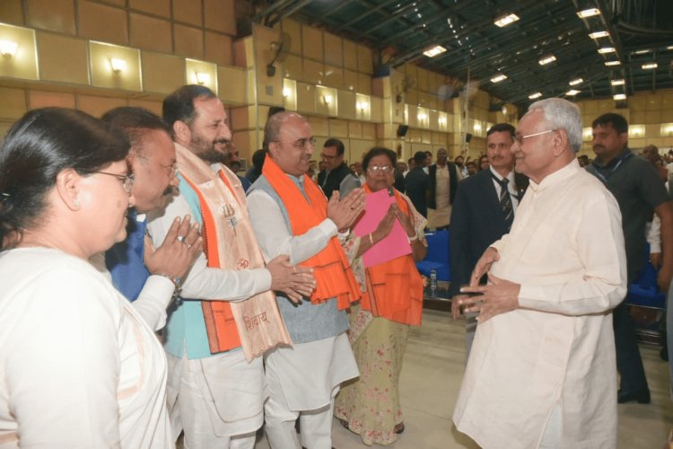 Bihar: नीतीश कैबिनेट का विस्तार, बीजेपी से 12 व जेडीयू के नौ मिनिस्टर्स ने ली शपथ
