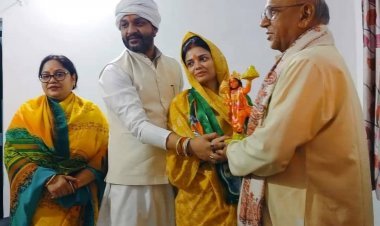 MLA सरयू राय से जमशेदपुर में मिली धनबाद की कांग्रेस कैंडिडेट अनुपमा सिंह, पैर छूकर मांगा आशीर्वाद