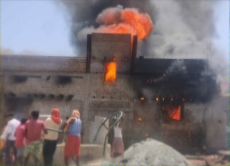 Dhanbad: पूर्वी टुंडी में घर में लगी भीषण आग, युवक झुलसा