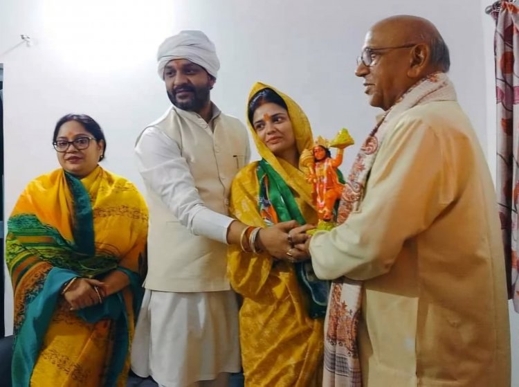 MLA सरयू राय से जमशेदपुर में मिली धनबाद की कांग्रेस कैंडिडेट अनुपमा सिंह, पैर छूकर मांगा आशीर्वाद
