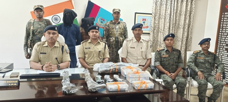 Jharkhand:चाईबासा में PLFI के एरिया कमांडर समेत तीन अरेस्ट, दो AK-47 जब्त
