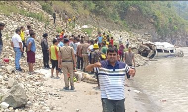 Uttarakhand:बदरीनाथ हाईवे पर बड़ा हादसा, पर्यटकों का टेंपो ट्रैवलर अलकनंदा नदी में गिरा, आठ लोगों की मौत