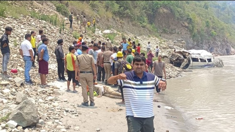 Uttarakhand:बदरीनाथ हाईवे पर बड़ा हादसा, पर्यटकों का टेंपो ट्रैवलर अलकनंदा नदी में गिरा, आठ लोगों की मौत