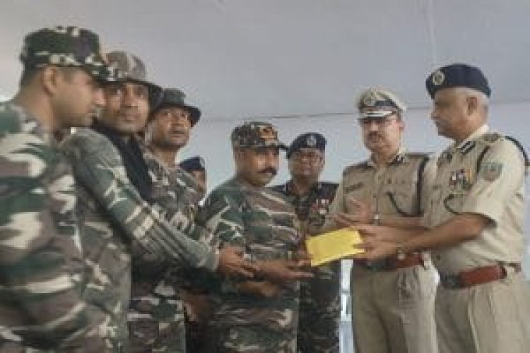 Jharkhand:DGP ने चाईबासा एनकाउंटर में पांच नक्सलियों को शूट करनेवाली टीम को किया सम्मानित