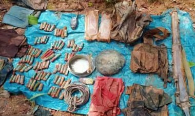 Jharkhand:चाईबासा में पुराने नक्सली डम्प को सुरक्षा बलों ने किया ध्वस्त