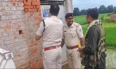 Jharkhand: पलामू पुलिस ने छेड़ा पोस्टर वार, नक्सलियों की करतूत जानेगा हर घर