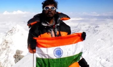 Dhanbad: धनबाद के इनकम टैक्स डिपार्टमेंट के अफसर ने माउंट एवरेस्ट पर लहराया तिरंगा