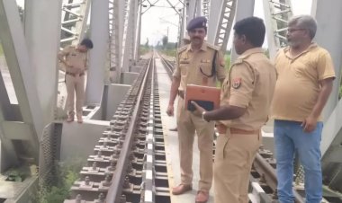 Uttar Pradesh: रेलवे ट्रैक पर रील बना रहे वाइफ-हसबैंड व ढाई साल के बच्चे की ट्रेन से कटकर मौत