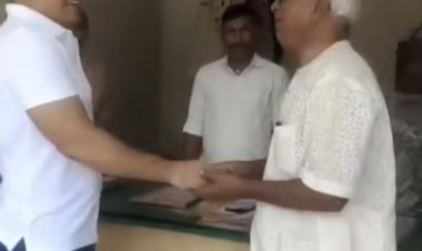 Bihar:  रोते हुए बुजुर्ग ने शिवदीप लांडे का पकड़ा हाथ, VIDEO शेयर कर IPS ने लिखा भावुक मैसेज