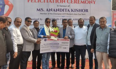Dhanbad: इंडिया अंडर-19 क्रिकेट टीम में सलेक्टेड आनंदिता किशोर को डीसीए ने किया सम्मानित