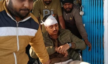 Dhanbad:खरखरी में आउटसोर्सिंग में वर्चस्व को ले हिंसक झड़प,  पत्थरबाजी में DSP घायल,  MPऑफिस में आग लगाया