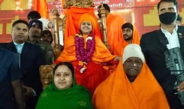 Mahakumbh 2025: महाकुंभ में मकर संक्रांति पर Dhanbad MP ढूलू महतो ने धर्मपत्नी के साथ लगायी डुबकी