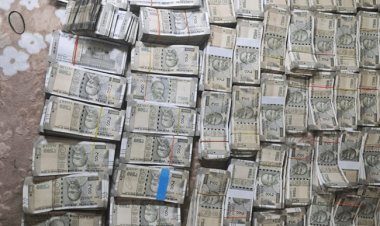 Bihar : पश्चिम चंपारण में डीईओ के घर पर निगरानी विभाग का रेड, घर में मिला दो करोड़ कैश