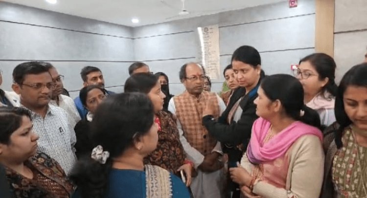 Dhanbad: कार्मेल स्कूल में पेन डे मना रही थी छात्राएं, प्रिंसिपल ने उतरवा दी शर्ट, मामले की जांच शुरू