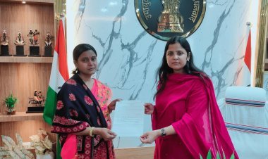 Dhanbad: विधानसभा चुनाव  ड्यूटी में मृत कर्मी के आश्रित को डीसी ने सौंपा 15 लाख की अनुग्रह अनुदान राशि