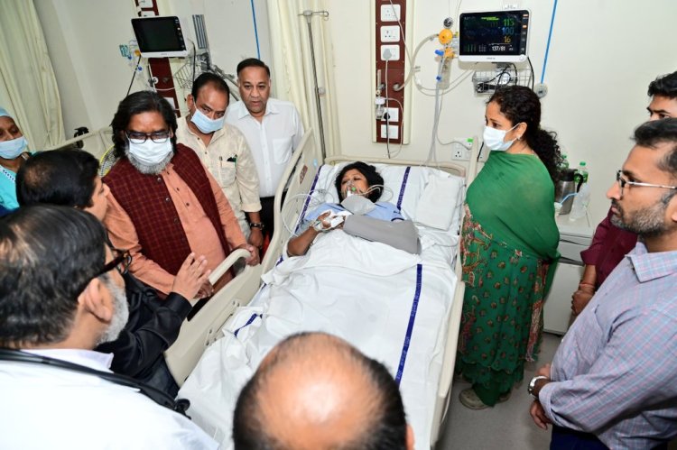 Mahua Maji Accident: महाकुंभ से लौटते समय MP महुआ माजी की कार एक्सीडेंट, हाथ फ्रैक्चर