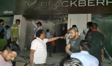 Dhanbad : धनबाद के प्रभातम मॉल की ब्लैकबेरी स्टोर में लगी आग, मची अफरातफरी
