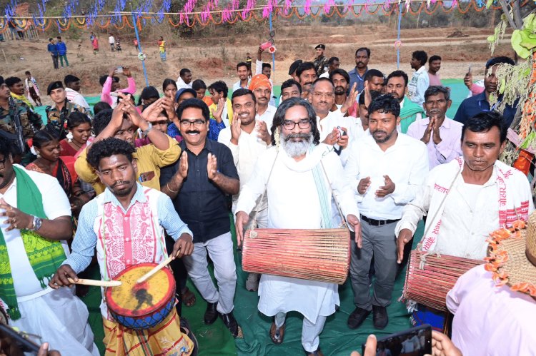 Jharkhand: नेमरा गांव में 'बाहा पर्व' में शामिल हुए CM हेमंत सोरेन, राज्यवासियों की समृद्धि की कामना की