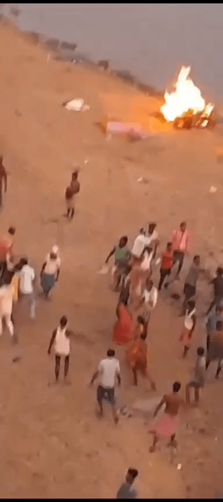Dhanbad : दामोदर नदी घाट पर बॉडी जलाने को ले मारपीट,चले लाठी-डंडा