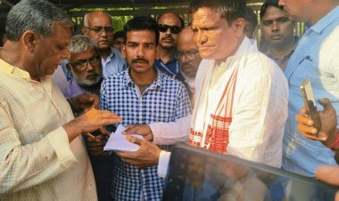 Jharkhand : बोकारो लाठीचार्ज में मृत युवक के परिजनों को मिला 50 लाख मुआवजा, MP ढुलू की ने सौंपा चेक