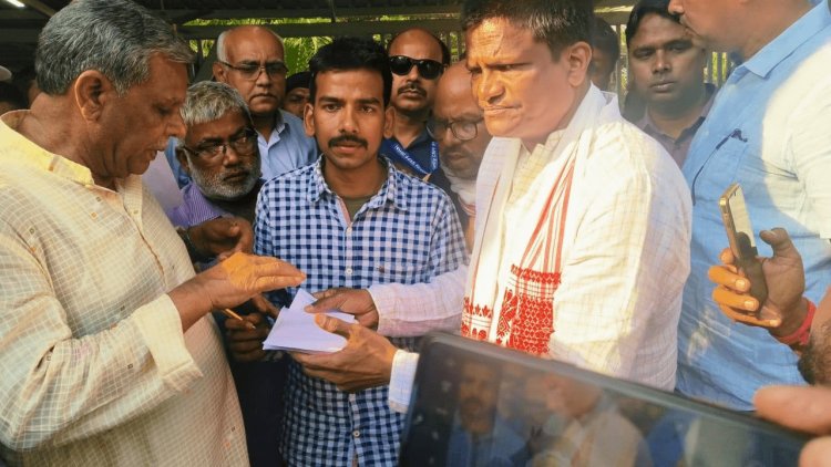 Jharkhand : बोकारो लाठीचार्ज में मृत युवक के परिजनों को मिला 50 लाख मुआवजा, MP ढुलू की ने सौंपा चेक