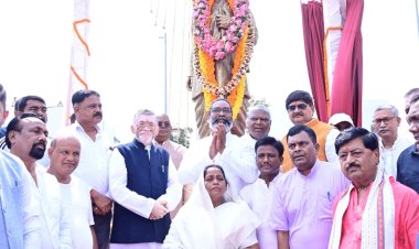 Dhanbad : झारखंड के गवर्नर संतोष गंगवार एवं सीएम हेमंत सोरेन ने बिनोद बिहारी महतो की प्रतिमा का किया अनावरण