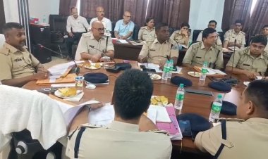 Dhanbad: मासिक अपराध समीक्षा बैठक, संगठित अपराध के रोकथाम व गैंगस्टर्स की जल्द गिरफ्तारी का निर्देश