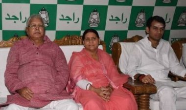 Bihar Politics : तेज प्रताप यादव छह साल के लिए RJD से निष्कासित, लालू यादव ने परिवार से भी किया बेदखल