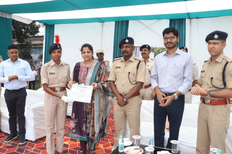 Dhanbad : 231 ग्रामीण पुलिस (चौकीदार) का पारण परेड,कर्तव्य व निष्ठा की शपथ दिलायी