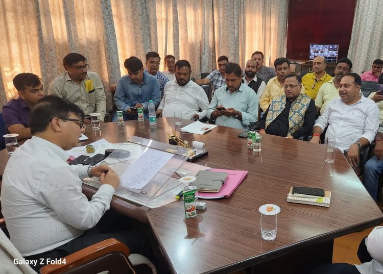 Dhanbad : धनबाद जिला चेम्बर ऑफ कॉमर्स की नगर आयुक्त से वार्ता