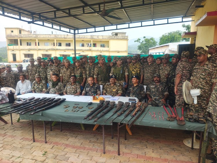 Jharkhand: गिरिडीह पुलिस को मिली बड़ी सफलता, नक्सली ठिकानों से रायफल, SLR व भारी मात्रा में विस्फोटक बरामद